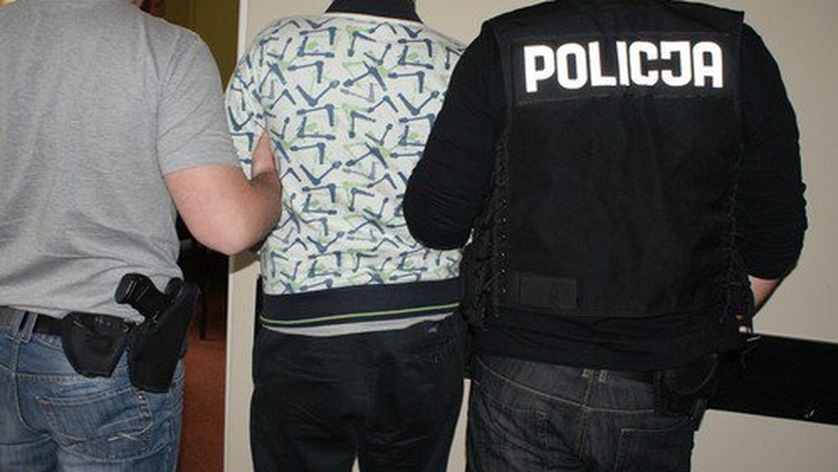 Ostrołęccy policjanci przy współpracy z policjantami z Radomia, Warszawy i Bydgoszczy zatrzymali grupę zajmującą się handlem i produkcją narkotyków.