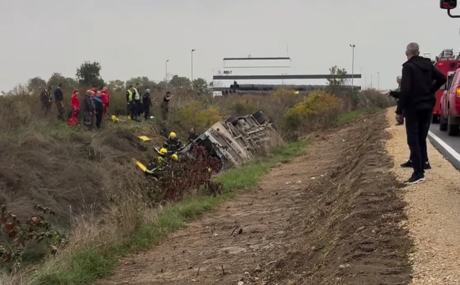 Teška saobraćajna nesreća kod Sremske Mitrovice: Autobus pun putnika sleteo u jarak