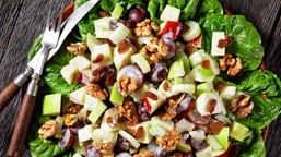 elegancka i prosta sałatka waldrof. odświeżający przebój wielkanocnego