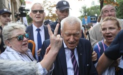 'Będziesz siedział', 'Zdrajca'. Kornel Morawiecki odpowiedział protestującym przed Sejmem
