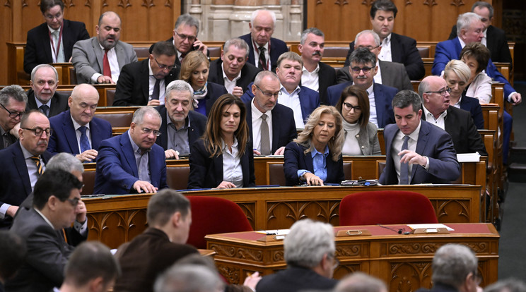 Mutatjuk mit tárgyal ma a parlament / Fotó: MTI/Kovács Tamás