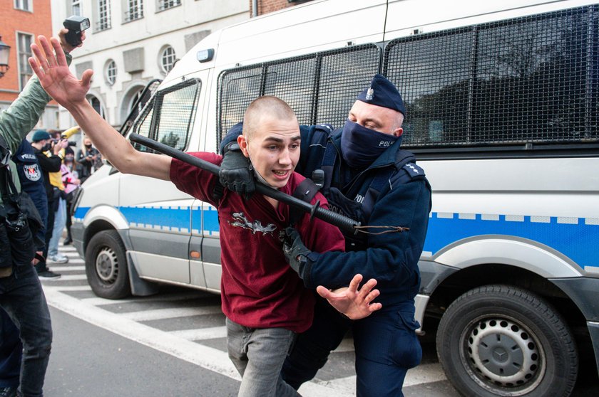 Protest kobiet w Gdańsku. Funkcjonariusze obezwładniają jednego z uczestników