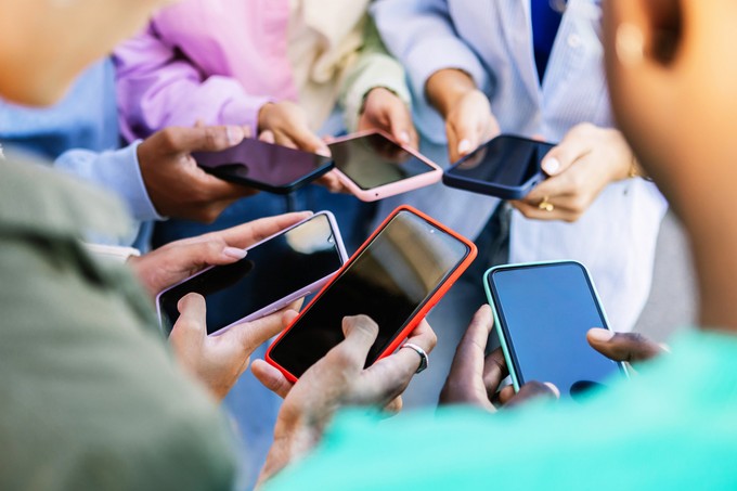 Teljesen betiltja a mobiltelefonok használatát az iskolákban a francia kormány