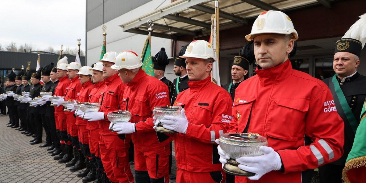 Ratownicy zapalili symboliczne znicze za poległych kolegów w wypadku w kopalni Pniówek w Pawłowicach. 