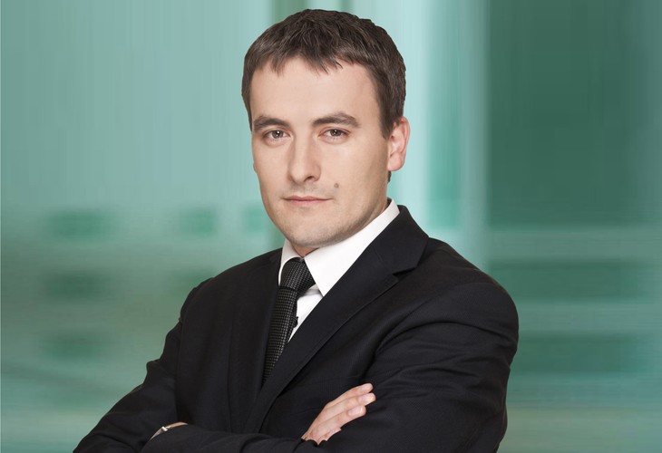 <b>10. Adrian Jarosz, prezes Tax Care</b><br>Karierę rozpoczął w 2003 r. w firmie Expander, gdzie szybko stał się jednym z czołowych doradców finansowych. Następnie związał się z Open Finance – obecnie największą firmą doradztwa finansowego w Polsce.<br>W 2009 roku Adrian Jarosz został prezesem tej spółki. Stale dążył do poprawy wyników finansowych, w firmie zostały wprowadzone nowe standardy obsługi klientów i poszerzono zakres oferty. To właśnie za jego kadencji Open Finance stało się liderem sprzedaży kredytów i produktów inwestycyjnych w branży doradztwa finansowego w Polsce. Jednak największym wyzwaniem, a zarazem sukcesem było przygotowanie i wprowadzenie firmy na GPW.<br>Od 2010 roku Adrian Jarosz pełni funkcję prezesa zarządu firmy podatkowo-księgowej Tax Care. W ciągu trzech miesięcy od momentu objęcia stanowiska wyprowadził wyniki finansowe firmy ze straty na plus, w ciągu kolejnych jedenastu ponad pięciokrotnie zwiększył przychody spółki. Dotychczas udało mu się także całkowicie przeorganizować i unowocześnić tradycyjny model księgowości. Stworzył nowe stanowiska pracy i zbudował nowe kanały sprzedaży. Wprowadził do oferty Tax Care wiele nowatorskich produktów i usług, jak np. usługi prawne czy windykacyjne. Wypromował nowe standardy obsługi oparte na optymalizacji podatkowej. Dzięki jego działaniom firma zanotowała ponad trzykrotny wzrost stałych klientów księgowych.<br>34-letni dziś Adrian Jarosz ukończył kierunek zarządzanie i marketing ze specjalizacją zarządzanie informacją marketingową na Akademii Ekonomicznej we Wrocławiu. Prywatnie interesuje się motoryzacją. Czynnie uprawia sport – jeździ na nartach, biega i gra w koszykówkę.