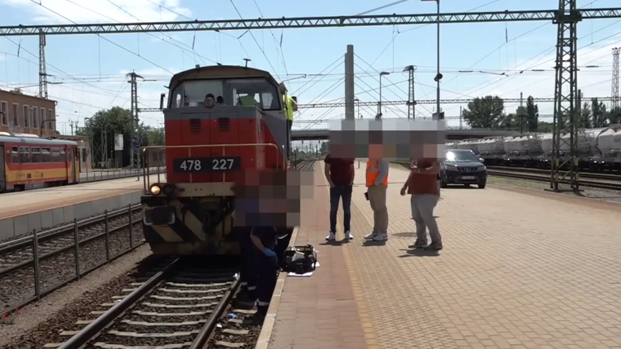 Mozdonyvezetőt gázolt el a vonat a békéscsabai vasútállomáson – videó