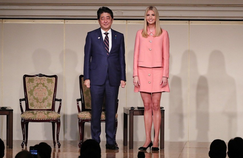 Ivanka Tramp sa japanskim premijerom Šinzom Abeom