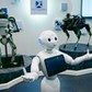 Humanoidalny robot Pepper, za nim stoją roboty Atlas i Spot