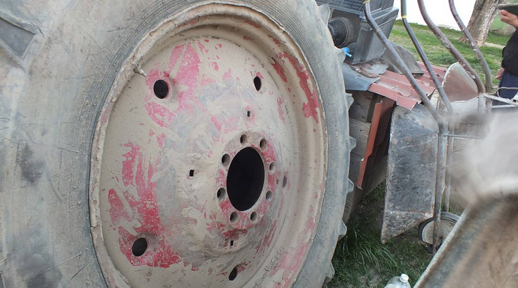 A traktor működésképtelen, de meg lehet javítani és egy család megálhetését biztosítja / Fotó: police.hu