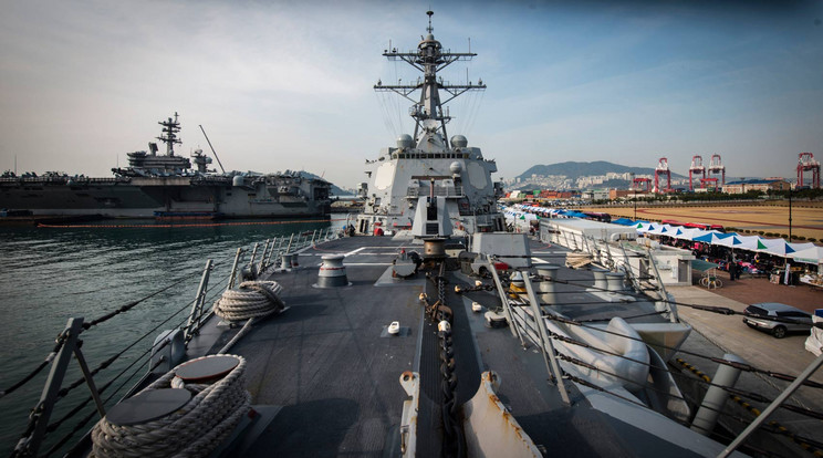 A USS Wayne E. Meyer (DDG 108) és a USS Carl Vinson (CVN 70) Busanban, Dél-Koreában, egy márciusi felvételen / Fotó: AFP