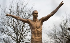 Rzeźba Ibrahimovica odnowiona i... schowana przed 'nieobliczalnymi kibicami”