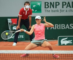 Świątek w Paryżu nie do zatrzymania. Polka w 1/8 finału debla