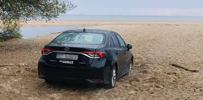 Wjechał autem na plażę w Jelitkowie. Gorzko tego pożałował