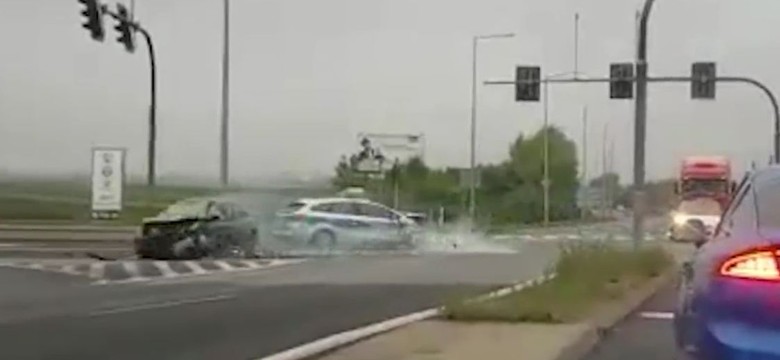 Groźny wypadek kolumny nowych policyjnych radiowozów. Kto zawinił? Zobacz WIDEO świadka