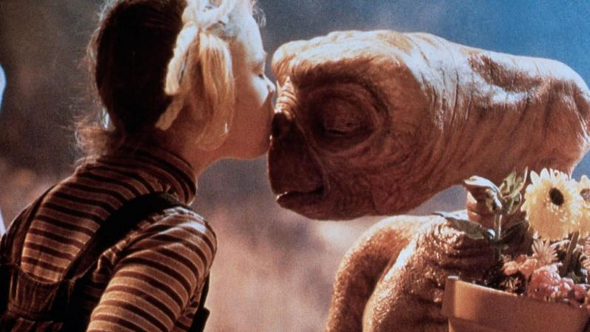 Trudno w to uwierzyć, ale od premiery kultowego filmu "E.T." minęło już 35 lat. Produkcja Stevena Spielberga wywróciła do góry nogami gatunek science fiction, pokazując kosmitę nie jako wroga ludzkości, ale wrażliwą, dobrą istotę, która tęskni za domem. W 1982 roku cale sale kinowe łkały ze wzruszenia. Co ciekawe, nic się w tej kwestii nie zmieniło. "E.T." wciąż wzbudza silne emocje, nie tylko na zasadzie sentymentu, ale także u tych widzów, którzy mają do czynienia z tą historią po raz pierwszy. Kto by pomyślał, że gnomopodobny przybysz z obcej planety będzie rozczulał kolejne pokolenia.