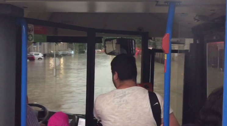 Nem tántorította el az özönvíz a hős buszsofőrt