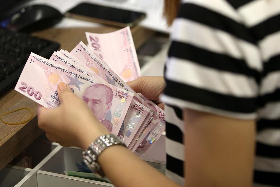 Turecka lira straciła od piątku 25 proc. wartości