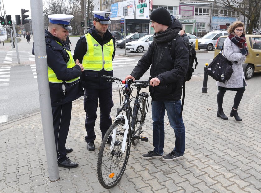 Policjanci kontrolują rowerzystów