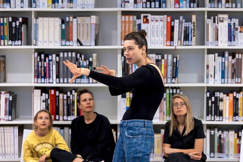 NORA TURATO «What Is Dead May Never Die», Performance im Stedelijk Museum Amsterdam, 2021. 