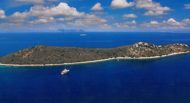 Wyspa Gaia określana jest mianem placu zabaw dla milionerów. To idylliczny raj otoczony krystalicznie czystymi wodami Morza Jońskiego. Miejsce to pokochają przede wszystkim amatorzy nurkowania głębinowego, pływania, żeglowania oraz wodnych sportów ekstremalnych. Gaia jest częścią kompleksu Echinades - grupy kilkunastu wysp położonych u zachodniego wybrzeża Grecji.
<br><br>
(fot. Privateislandsonline.com)