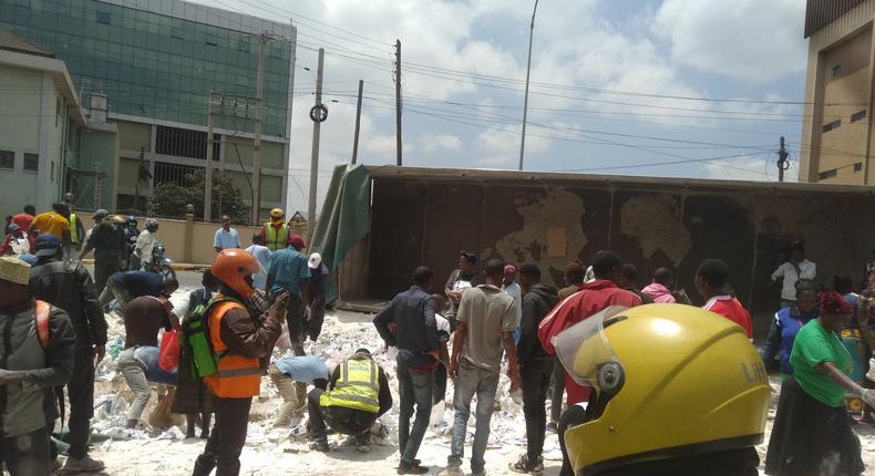 Kenyans scrambling for flour after lorry overturns along Mombasa Road on September 23, 2022