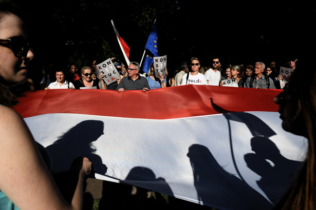 Szczerba umieścił w sobotę na Twitterze zdjęcie i dane st. asp. Roberta Sawery, gdy ten podejmował interwencję wobec jednego z protestujących przed Sejmem.