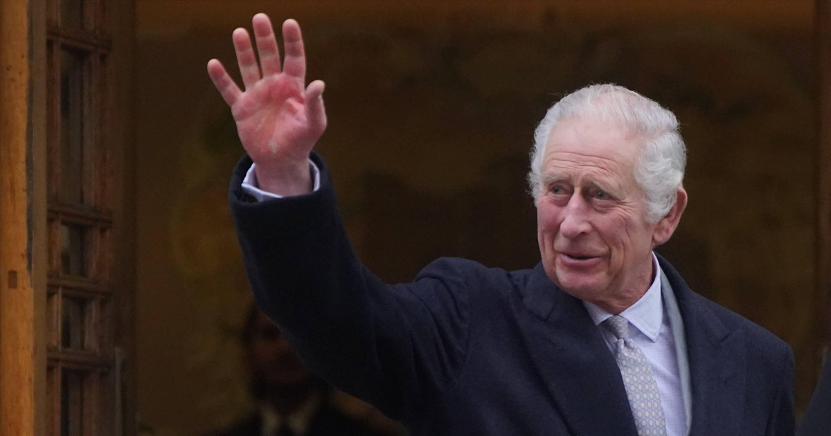 Karol III ma raka. Ludzie czuwają i wysyłają kartki, a lekarze dziękuję za profilaktykę