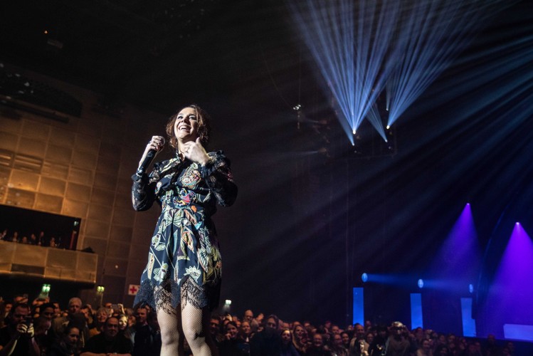 Francuska piosenkarka Geffroy alias Zaz wystąpiła w Amesterdamie. Zdjęcia z 12 lutego 2019 roku