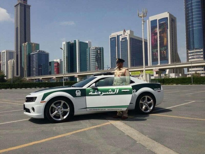 Chevrolet camaro SS - zdjęciem policjanci z Dubaju pochwalili się na Twitterze