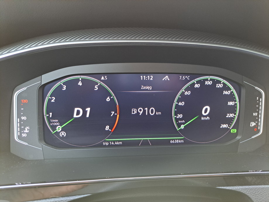 Volkswagen Arteon ma oczywiście ekran zamiast tradycyjnych wskaźników. System Volkswagena jest bardzo dobry i pozwala zmieniać pokazywane informacje wedle upodobania kierowcy.