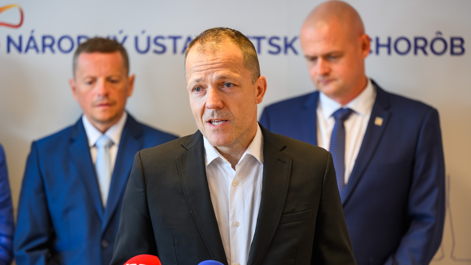 Zľava riaditeľ Národného ústavu detských chorôb Peter Bartoň, prednosta I. gynekologicko-pôrodníckej kliniky SZU a UNB Peter Kaščák a riaditeľ Univerzitnej nemocnice Bratislava (UNB) Alexander Mayer. 
