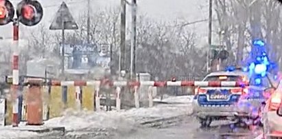 Nieodpowiedzialne zachowanie policji. Radiowóz został pomiędzy szlabanami [WIDEO]