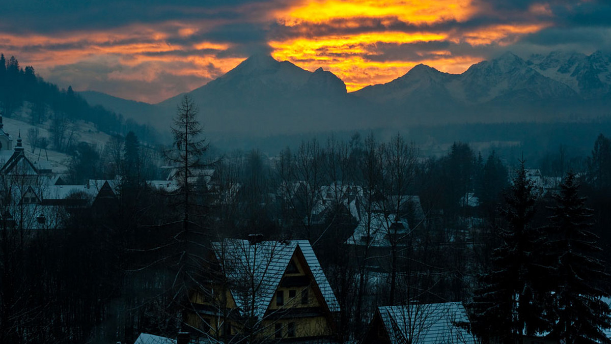 Zakopane jest jednym z czterech kandydatów do organizacji mistrzostw świata w narciarstwie klasycznym w 2017 roku - poinformowała we wtorek FIS. Pozostali to: fińskie Lahti, słoweńska Planica oraz niemiecki Oberstdorf. Decyzja zapadnie za rok.