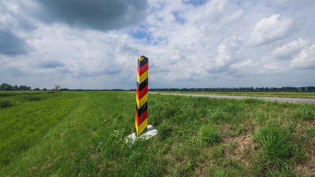 Niemiecki słup graniczny nad Odrą