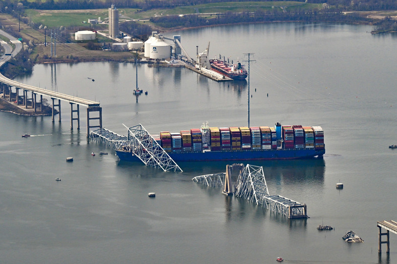 Uszkodzony kontenerowiec obok filaru uszkodzonego mostu Francis Scott Key na rzece Patapsco przy wejściu do portu w Baltimore w stanie Maryland, 26 marca 2024 r.