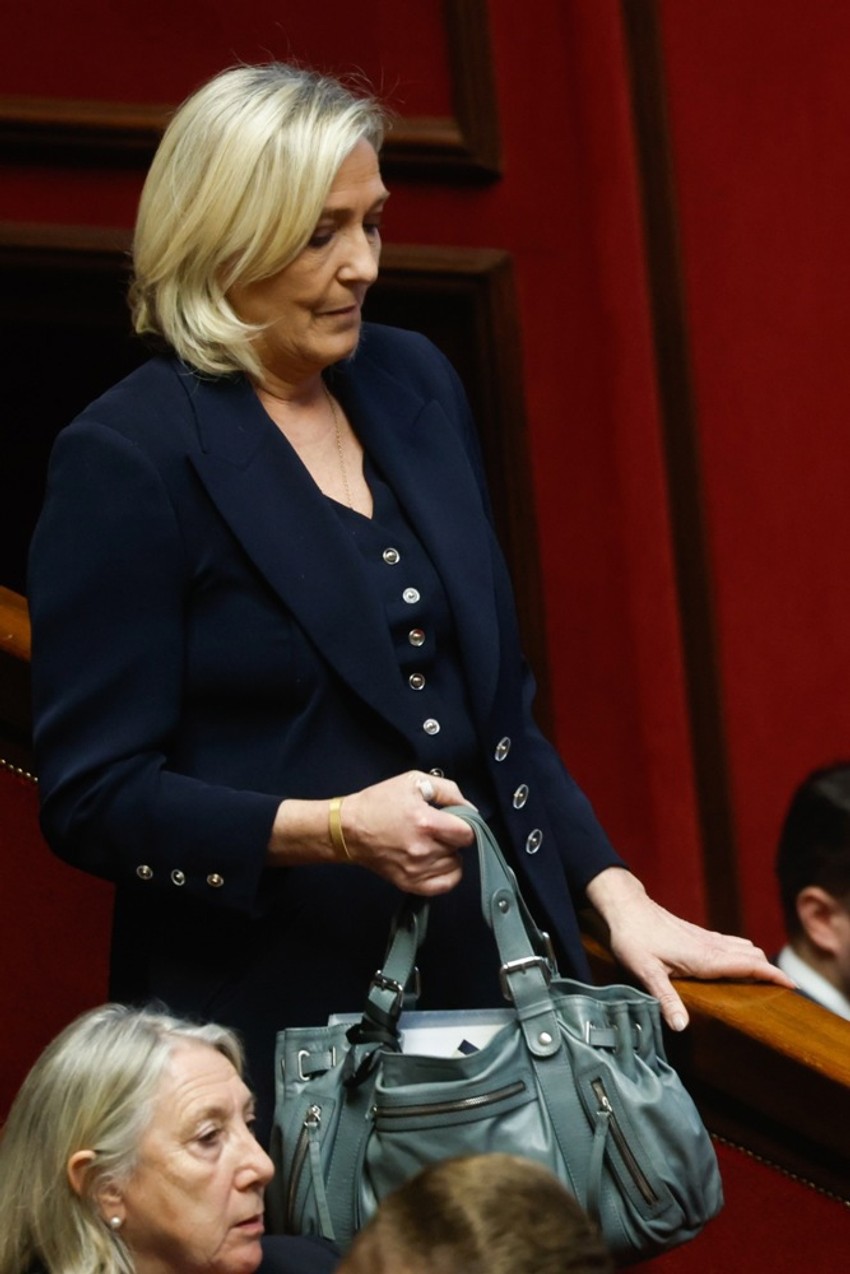 Marin Le Pen napušta francuski parlament tokom debate o budžetu 2. decembra