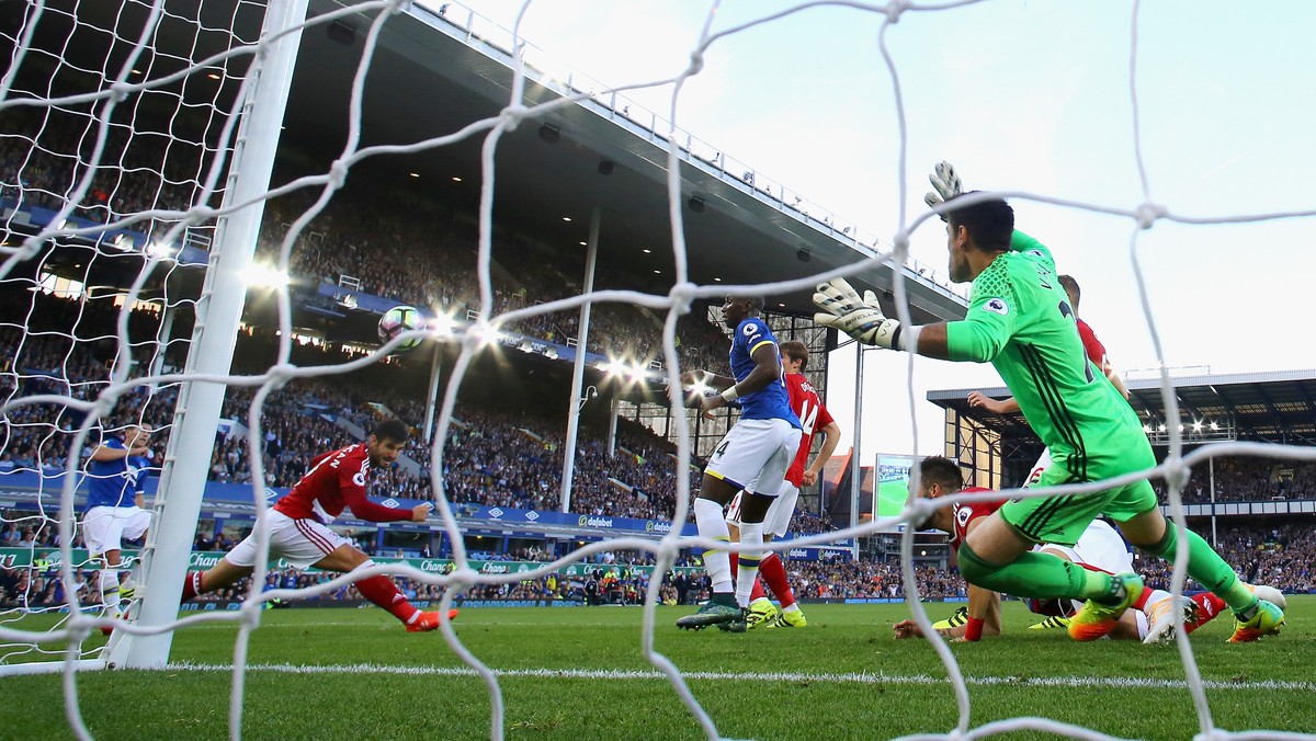 Everton FC pokonał FC Middlesbrough 3:1 (3:1) w ostatnim sobotnim meczu piątej kolejki Premier League. Wydarzeniem spotkania był 600. występ w Premier League Garetha Barry'ego, a doświadczony pomocnik The Toffees swój jubileusz uświetnił strzelonym golem.