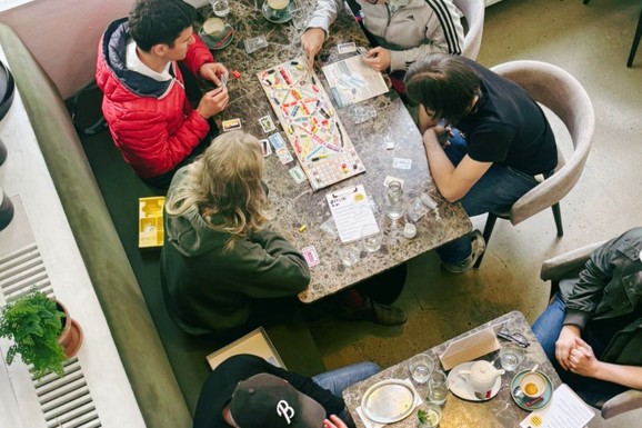 U Beču otvoren neobični kafić: Svako ko uđe, mora da odloži svoj mobilni telefon, a evo šta može da radi umesto gledanja u ekran