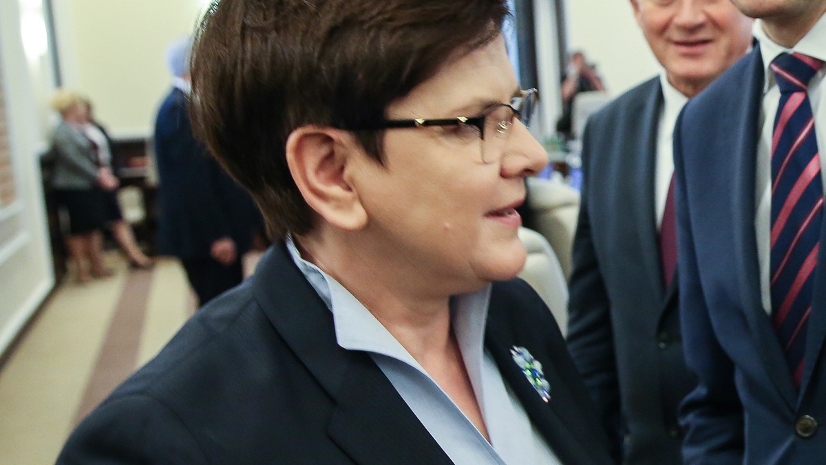 Premier Beata Szydło przyznała renty specjalne dla osób poszkodowanych, w tym dzieci, w wyniku katastrofy budowlanej w Świebodzicach na Dolnym Śląsku - poinformował rzecznik rządu Rafał Bochenek.