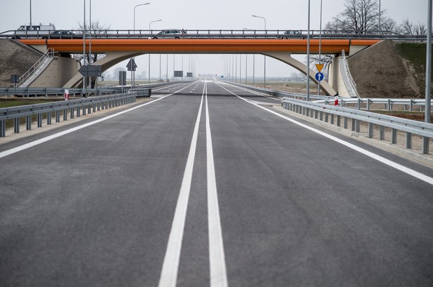 Obecny na otwarciu wiceminister infrastruktury i budownictwa Jerzy Szmit nie krył zadowolenia z otwarcia trasy. Zwrócił uwagę, że ta inwestycja była od wielu lat oczekiwana przez mieszkańców Wielunia i regionu. Jak informuje łódzki oddział Generalnej Dyrekcji Dróg Krajowych i Autostrad, nowa droga biegnie przez teren powiatu wieluńskiego - gminy: Czarnożyły i Wieluń. Dysponuje trzema pasami ruchu - dwoma w jednym kierunku i jednym w przeciwnym, naprzemiennie. Szerokość jezdni, która ma nawierzchnię bitumiczną, wynosi ponad 12 m. Ma to ułatwić przede wszystkim wyprzedzanie samochodów ciężarowych.(mr) PAP/Grzegorz Michałowski