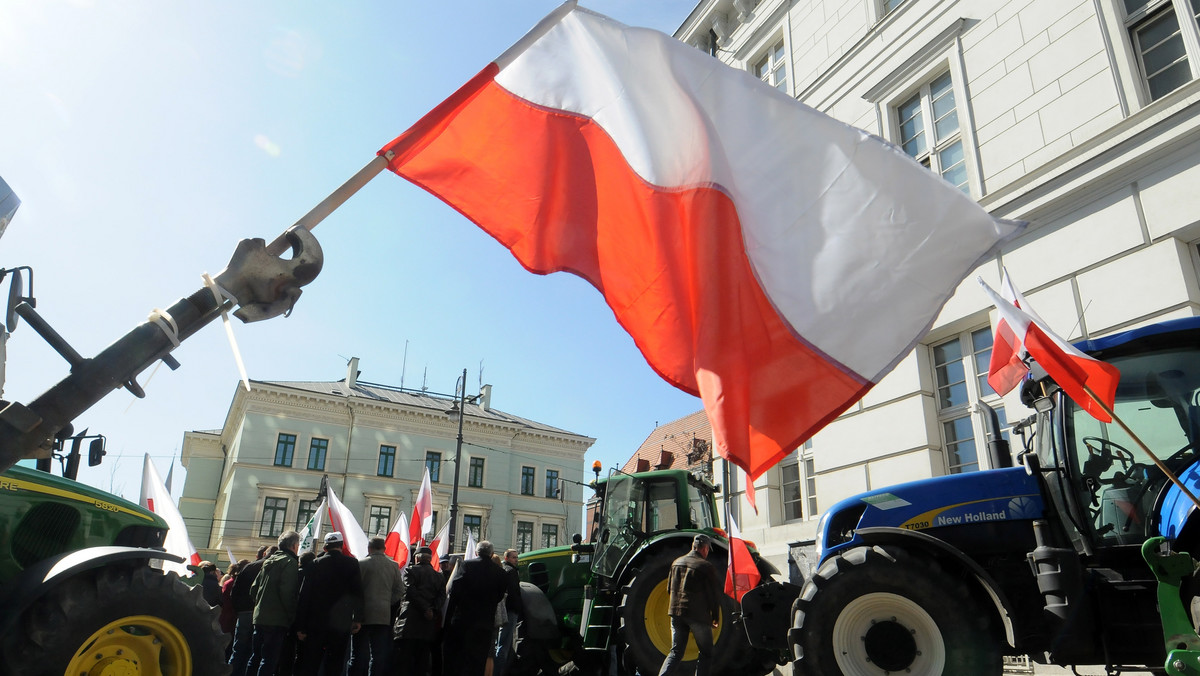 Rolnicy, prowadzący przez 13 dni okupację sali konferencyjnej Urzędu Wojewódzkiego w Bydgoszczy, w sobotę wieczorem zakończyli protest i opuścili gmach. Jednocześnie ogłosili pogotowie strajkowe.