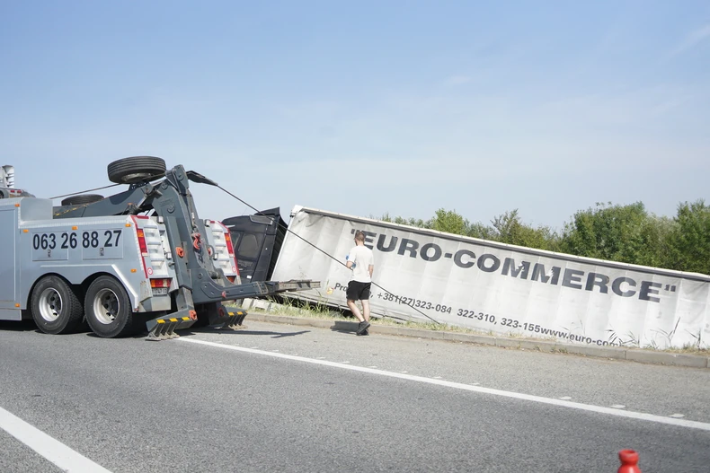 Šleper sleteo s puta, izvlačenje u toku