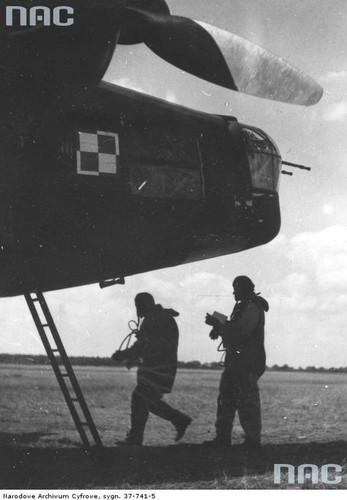 Członkowie załogi samolotu Wellington przed lotem bojowym