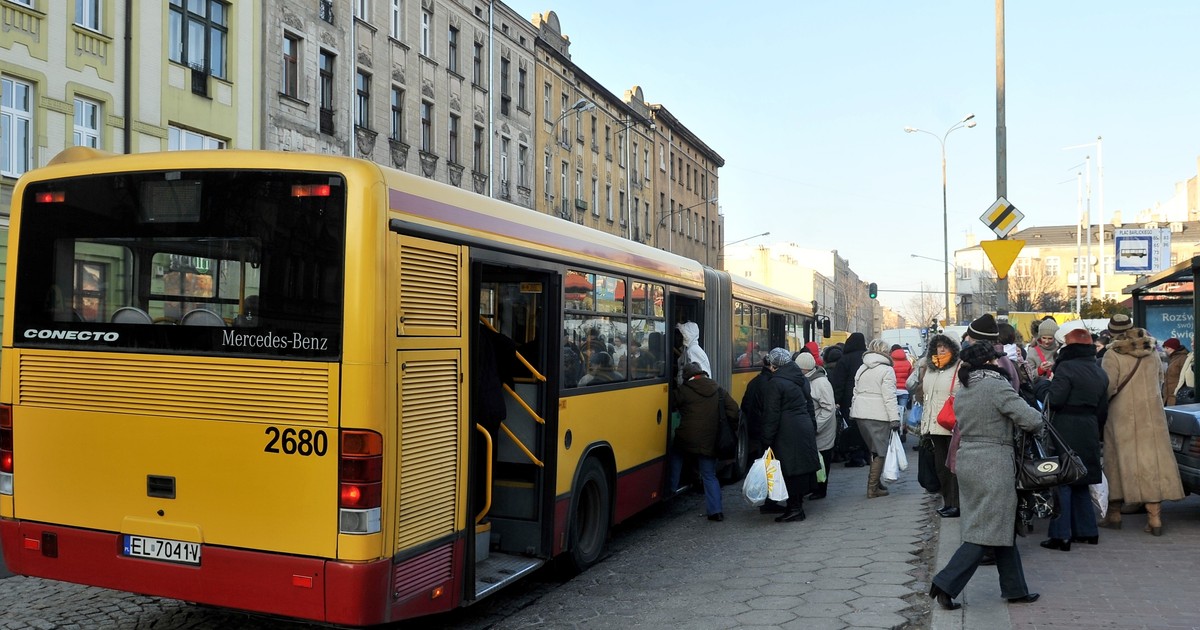 W Autobusie Jechało 37 Osób Na Przystanku Dziecko wysiadło na przystanku, dziadek został w autobusie