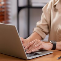 Online kiadvány jelent meg, ami segíti a szülőket eligazodni a támogatási lehetőségek között