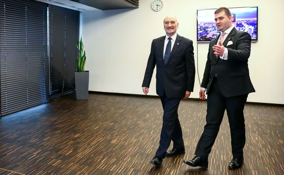 Bartłomiej Misiewicz "na bombach"? Misja specjalna limuzyny Żandarmerii Wojskowej