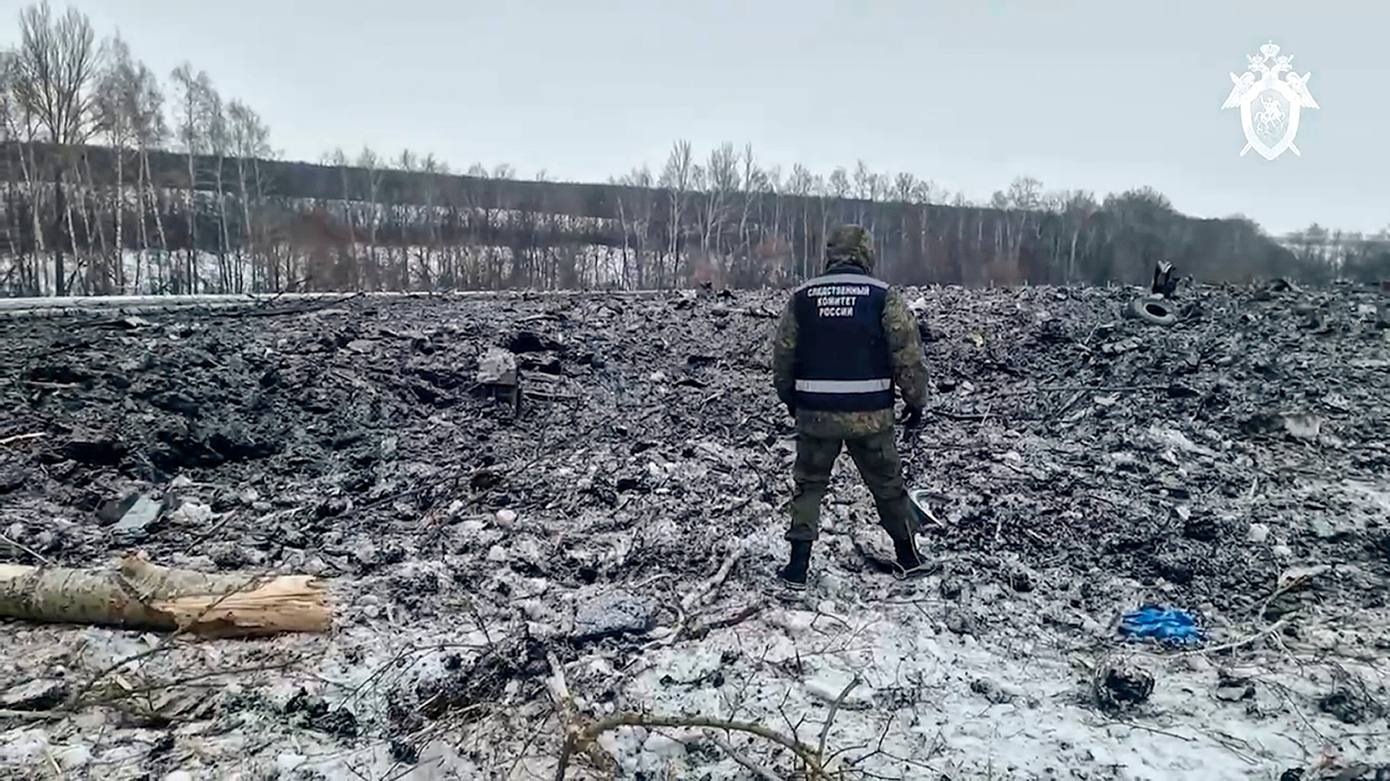 Trosky ruského havarovaného lietadla Iliušin Il-76, ktoré malo prevážať ukrajinských zajatcov.