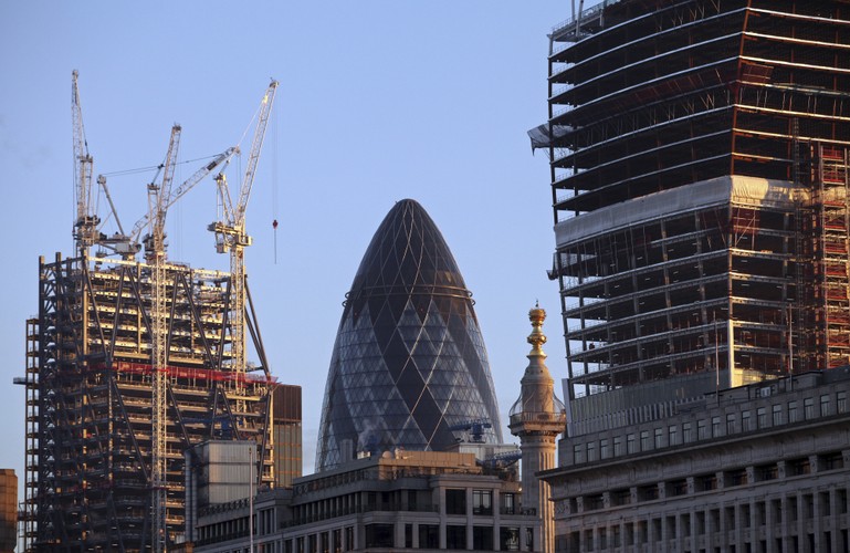 Po środku słynny budynek Swiss Re Insurance, zwany również 'the Gherkin', po lewej budowa the Leadenhall Building, po prawej budowa 20 Fenchurch Street, zwanego 'Walkie-Talkie' building. Londyn, 30.11.2012