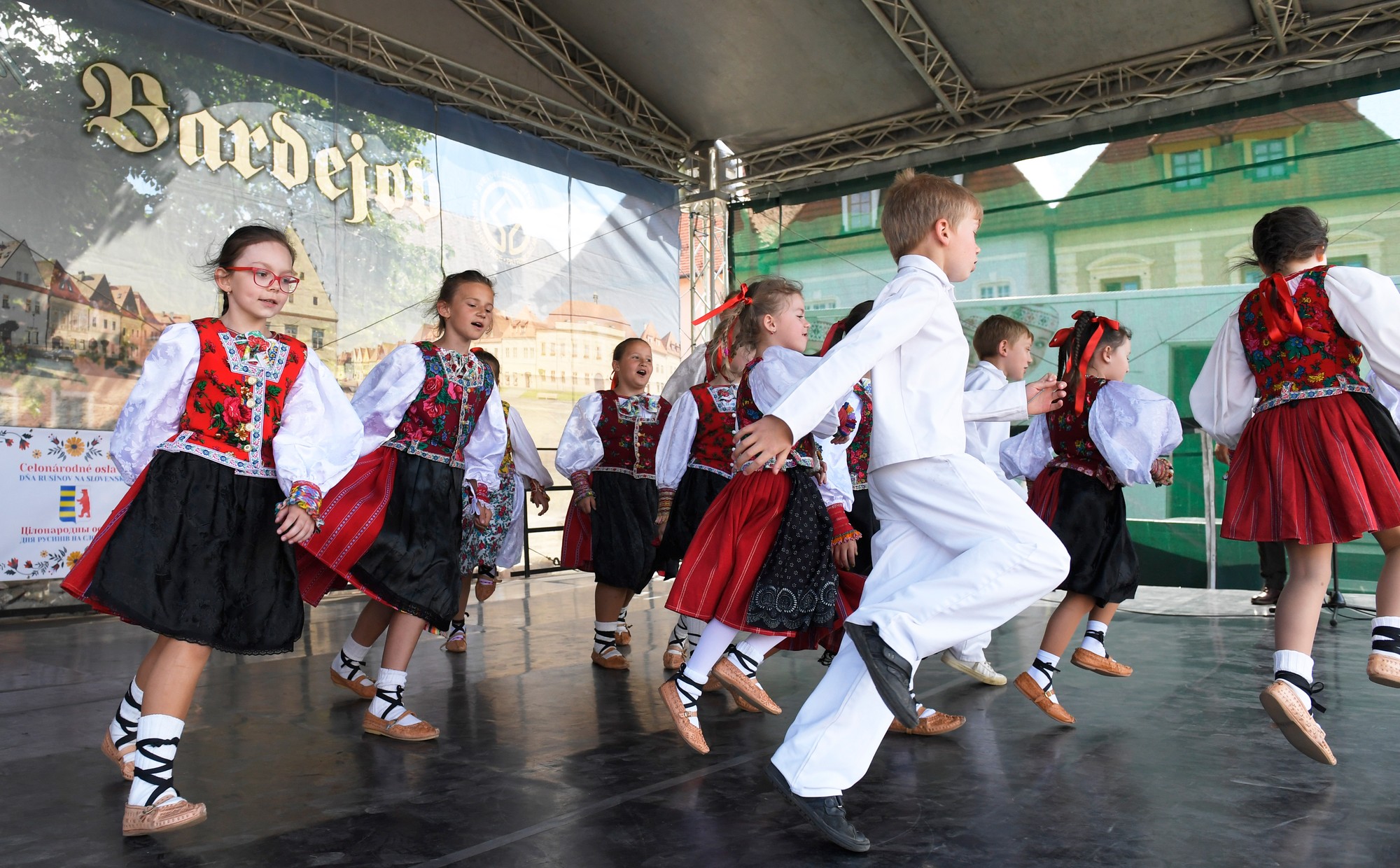 Na snímke je detský folklórny súbor Radosť.