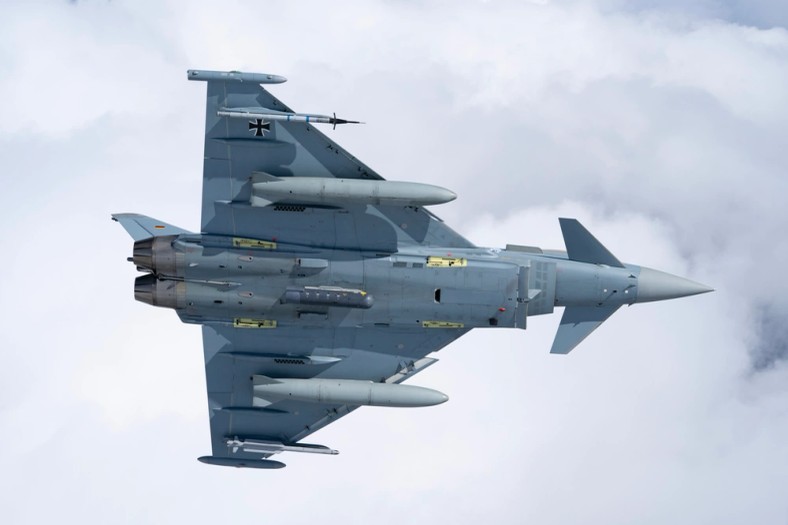 Eurofighter niemieckich sił powietrznych patroluje Alaskę podczas ćwiczeń Arctic Defender 24. Źródło: USAF